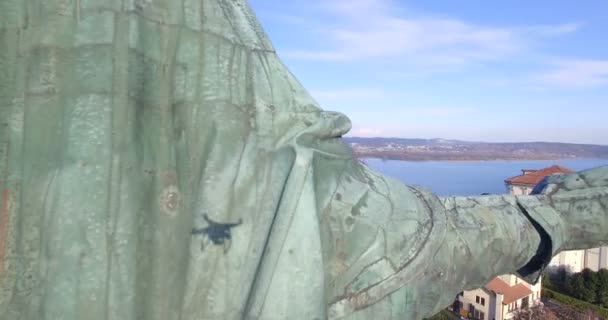 Antenne: Standbeeld van San Carlo Borromeo in Aarona, Italië — Stockvideo