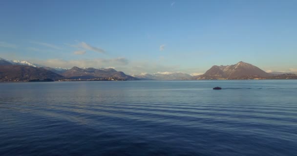 Antena: Łódź na jeziorze Lago Maggiore z góry krajobraz, Włochy — Wideo stockowe