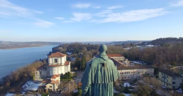 Antenne: Standbeeld van San Carlo Borromeo in Aarona, Italië — Stockvideo