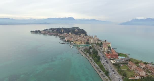 Aérea: Lago de Garda Palazzo, Italia — Vídeo de stock