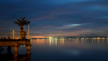 Şehir ışıkları ile akşam saatlerinde Timelapse Garda Gölü, İtalya