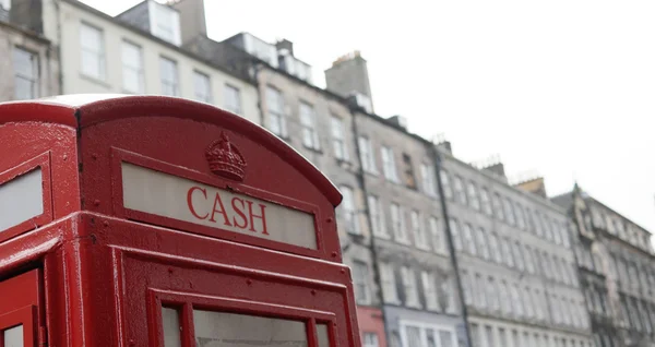 Topo da cabine telefónica britânica com escrever "dinheiro" em Edimburgo, Escócia — Fotografia de Stock