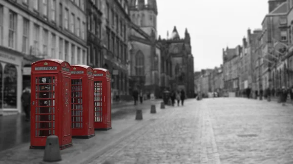 Três cabines telefônicas britânicas na Royal Mile Street em Edimburgo, Escócia — Fotografia de Stock