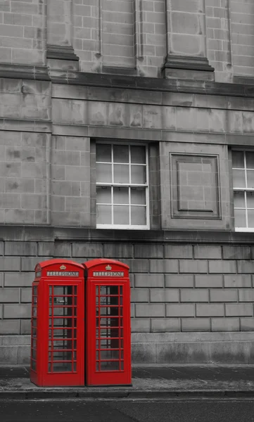 Dwa brytyjskie telefon budki na ulicy Royal Mile, Edinburgh, Szkocja — Zdjęcie stockowe