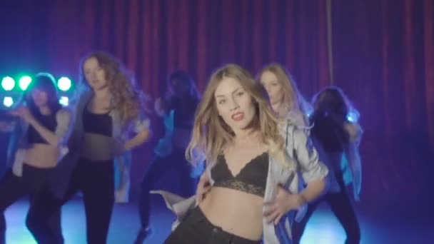 Mavi ışıklar ve duman ile karanlık bir sahnede güzel kadın grubun Closeup dans performansı - yavaş çekimde video — Stok video