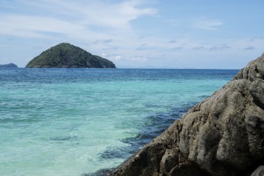 Kristal berraklığında deniz ve tropikal ada kayalar güzel görünümü, Koh He, Tayland