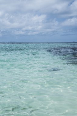 Tropikal adanın kristal berraklığında deniz, Koh He, Tayland