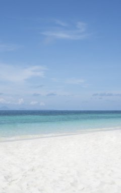 Kristal berraklığında deniz ve tropikal adanın beyaz kum, Koh He, Tayland