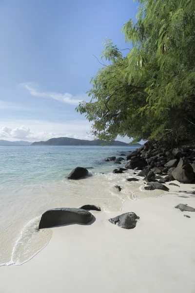 Schöne Aussicht auf kristallklares Meer und weißen Sand der tropischen Insel, koh he, Thailand — Stockfoto