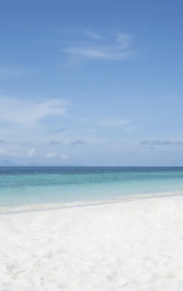 Kristallklart hav och vit sand av tropiska ön, Koh He, Thailand — Stockfoto