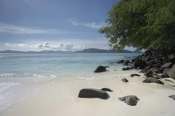 수정처럼 맑은 바다와 열대 섬의 하얀 모래, 코 허, 태국의 아름다운 전망 — 스톡 사진