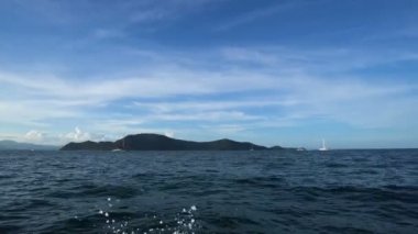 Yelkenli bottan tropikal adalara manzara, Tayland