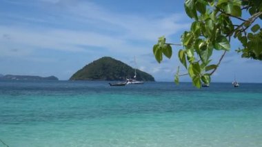 Güzel tropik ada ve tekne manzara ile deniz plajdan görünümü, Tayland
