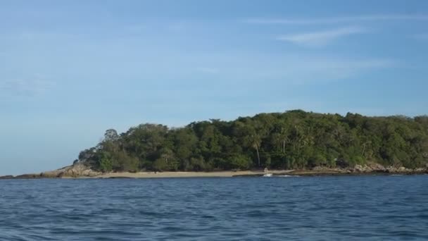 Vue du voilier aux îles tropicales, Thaïlande — Video