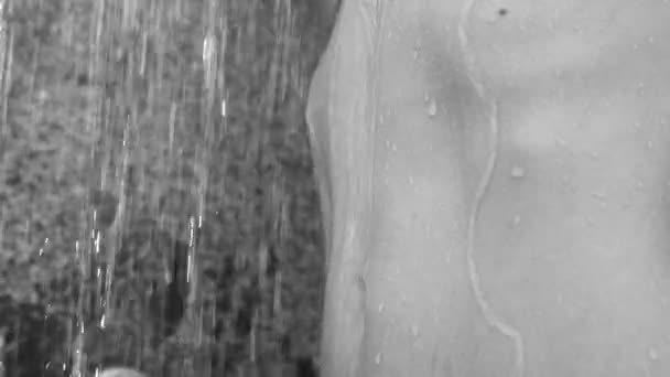 Gros plan de l'estomac de la femme sous la douche extérieure - vidéo noir et blanc — Video