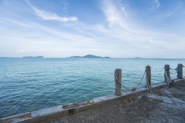 Bir güzel kristal deniz, mavi gökyüzü bulutlar ve yeşil Adaları üzerinde iskelesinden yaz günde görüntülemek