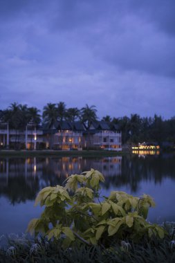 Göl kenarında akşam sırasında bulutlu gökyüzü üzerinde lüks tropikal tatil harika manzara