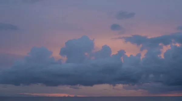 Belo pôr-do-sol rosa e azul com nuvens dramáticas no céu. Para montagem de fundo — Fotografia de Stock