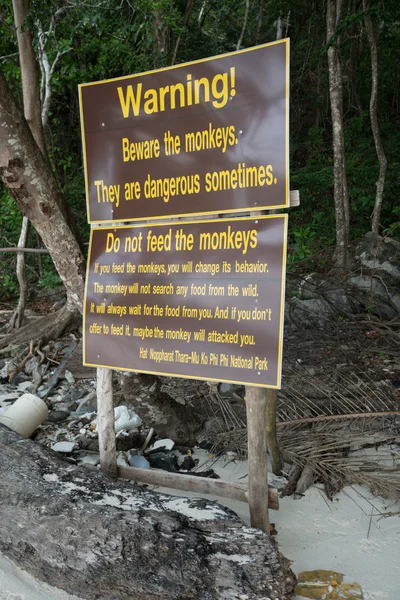 Cuidado com o aviso de macacos e outros em uma praia tropical — Fotografia de Stock