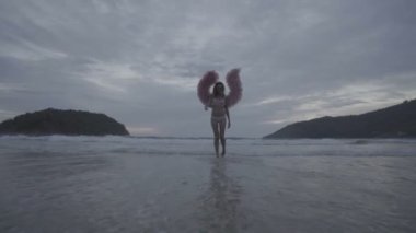 Pembe kanatlı güzel melek kadın