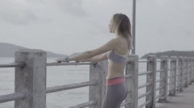 Sabah limanda Fitness güzel sarışın kadın