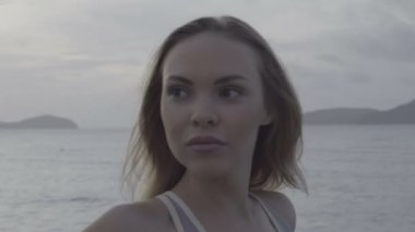 Sabah limanda Fitness güzel sarışın kadın