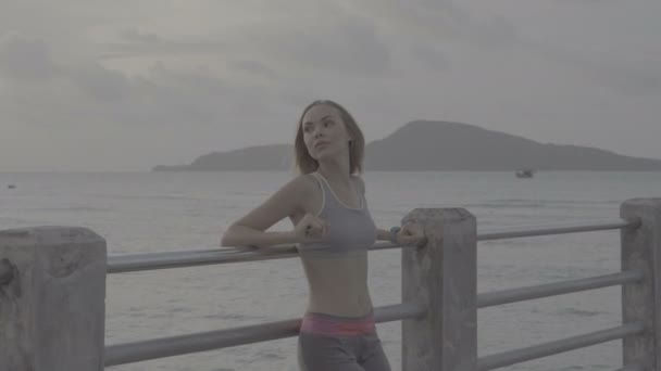 Fitness bonita mujer rubia en el puerto por la mañana — Vídeo de stock