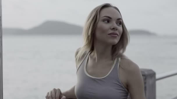 Fitness hübsche blonde Frau am Morgen am Hafen — Stockvideo