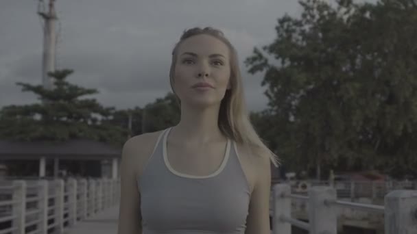 Fitness vacker blond kvinna i hamnen i morgonen — Stockvideo
