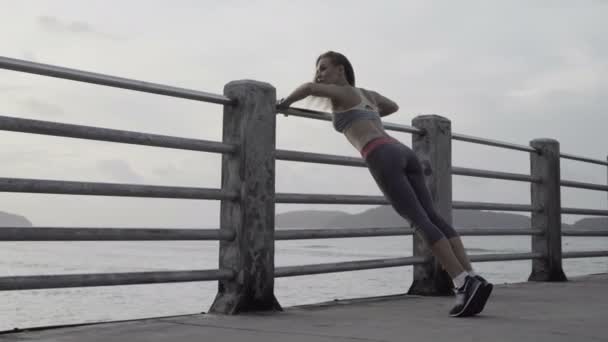 Fitness mulher loira bonita no porto pela manhã — Vídeo de Stock