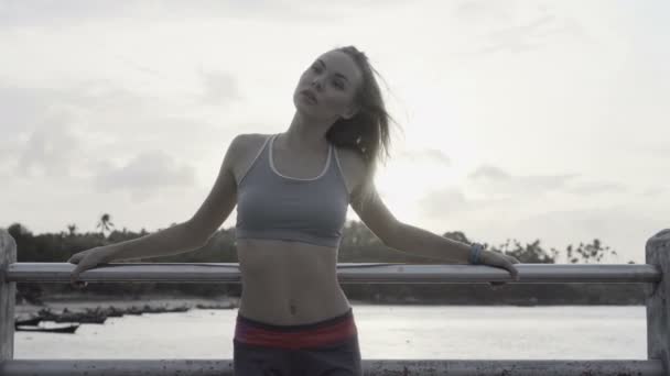 Fitness bonita mujer rubia en el puerto por la mañana — Vídeo de stock