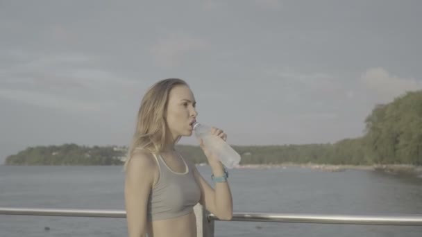 Fitness vacker blond kvinna i hamnen i morgonen — Stockvideo