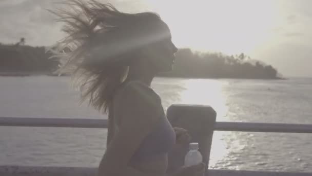 Sabah limanda Fitness güzel sarışın kadın — Stok video