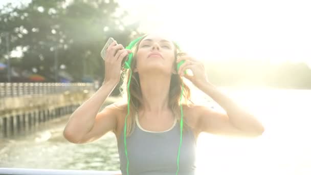 Fitness bonita mujer rubia en el puerto por la mañana — Vídeos de Stock