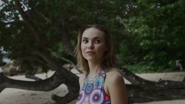 Close-up van portret van mooie jonge vrouw lopen op tropisch strand — Stockvideo