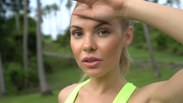 De mooie blonde vrouw fitness in tropische palm bomen tuin tijdens mooie zomerdag — Stockvideo