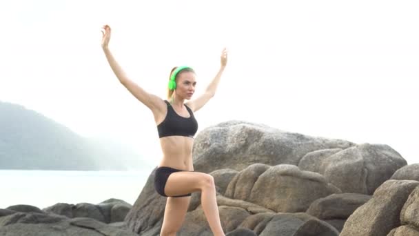 Fitness bonita mujer rubia en la playa tropical durante el hermoso día de verano — Vídeos de Stock