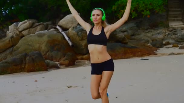 아름 다운 여름 일 동안 열 대 해변에서 피트 니스 금발 여자 — 비디오