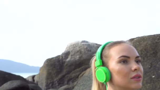 Fitness mulher loira bonita na praia tropical durante o belo dia de verão — Vídeo de Stock