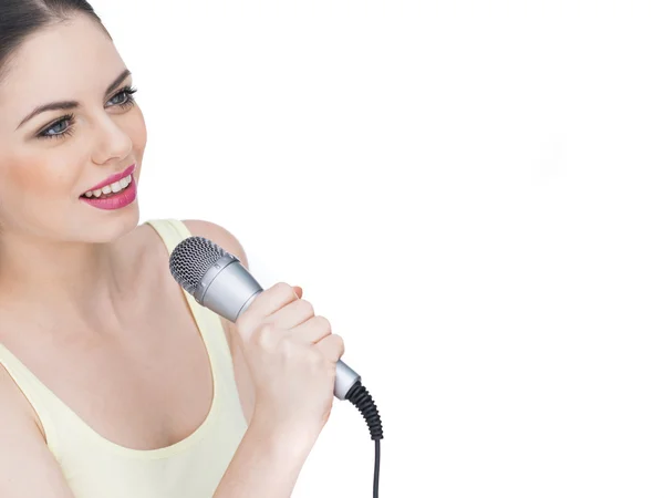 Belle chanteuse. Beauté femme avec microphone isolé sur fond blanc — Photo