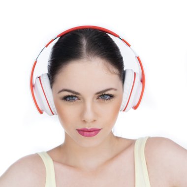 Beyaz arka plan üzerinden müzik dinleyen güzel bir genç esmer kadın Closeup