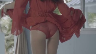 Güzel genç esmer kadın evinde giyiniyor