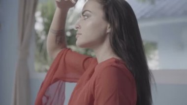 Güzel genç esmer kadın evinde giyiniyor