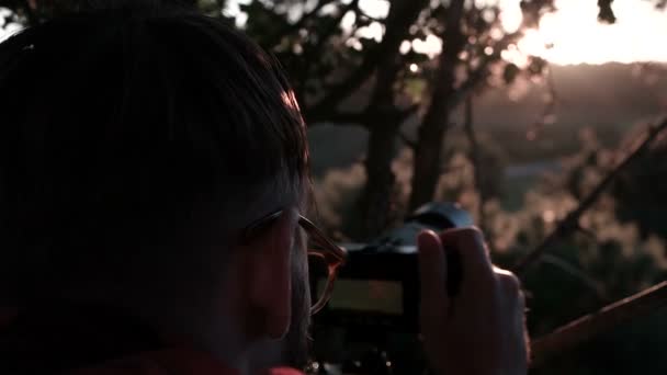 Фотографування на заході сонця — стокове відео