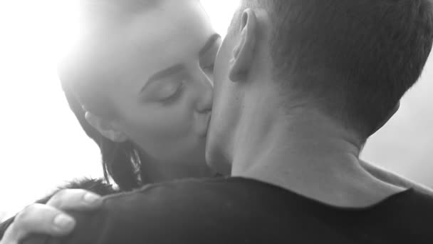 空の背景の上のカップル間のロマンチックなキスの黒と白のクローズ アップのビデオ — ストック動画