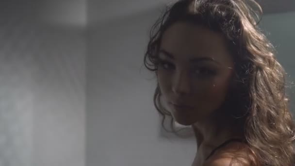 Closeup portrét nádherné brunetky, která pózná a dívá se do kamery přes kouřové tmavé pozadí — Stock video