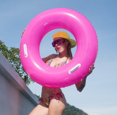 genç ve güzel kadın giyen bikini