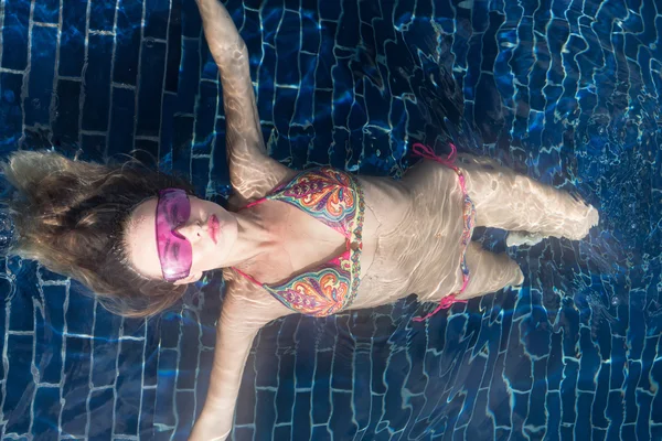 Sexy jonge vrouw dragen paarse zonnebril kijken naar camera in — Stockfoto