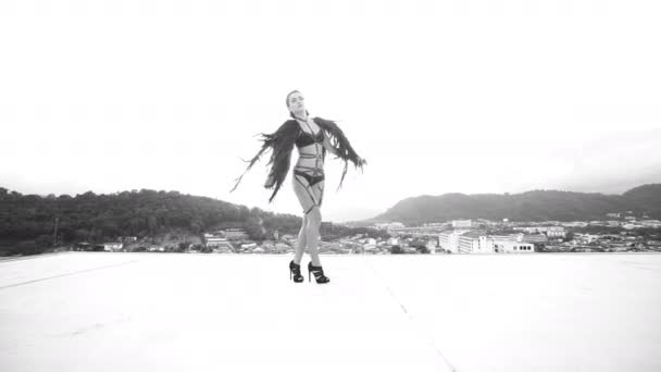 Schwarzer Engel Frau auf dem Dach — Stockvideo