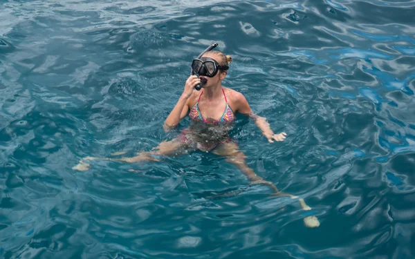 Blonde woman snorkling in sea wearing colorful bikini. Beautiful tropical vacation in the warm sunny island — Stock Photo, Image